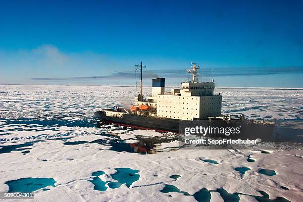disyuntor areal toma de hielo en dirección a ne paso - paso marítimo fotografías e imágenes de stock