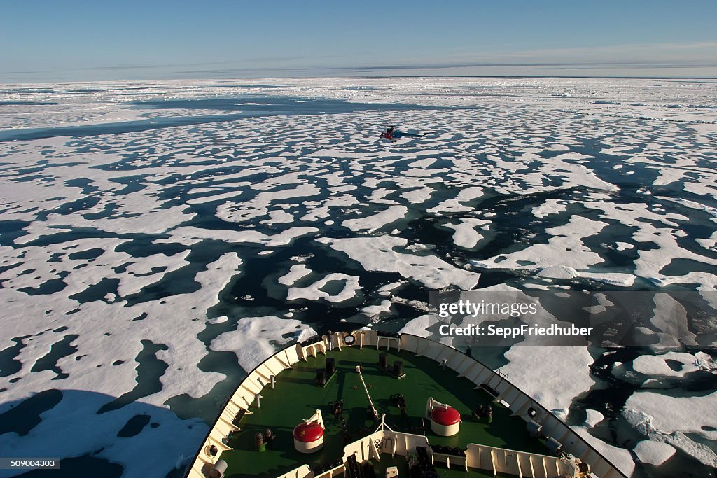 Noeud de glace breaker en direction de Passage dans le nord-est