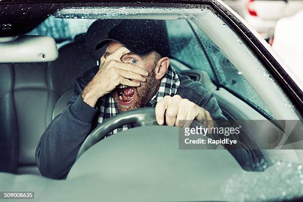 terrorizzato maschio driver protegge gli occhi dal probabile prossimo collisione - horrible car accidents foto e immagini stock