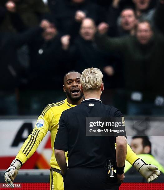 Ajax-Feyenoord; seizoen 2015/2016 Kenneth Vermeer proetsteert bij Kevin Blom na het geven van een strafschop. De Ajax-fans zijn blij Foto ; Pim Ras...