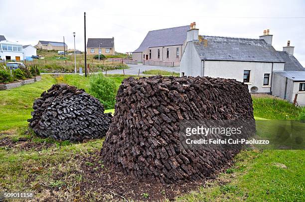 a heap of peat at north tolsta isle of lewis scotland - briketts stock-fotos und bilder