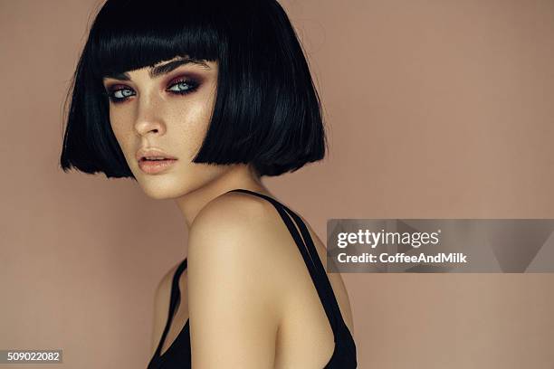 bella mujer con maquillaje - estilo de cabelo fotografías e imágenes de stock