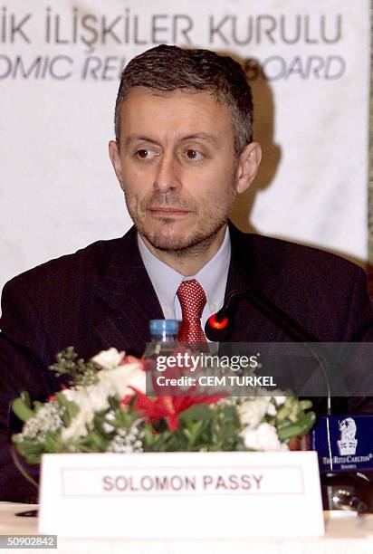 Bulgarian Foreign Minister Solomon Passy listens during a meeting with Turkish and Bulgarian businessmen in Istanbul, 27 May 2004. AFP PHOTO/Cem...