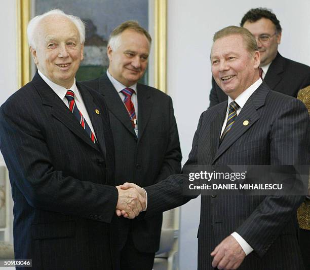 Hungarian President Ferenc Madl and Slovakian President Rudolf Schuster shake hands at the beginning of bilateral talks 27 May 2004, at a summit in...