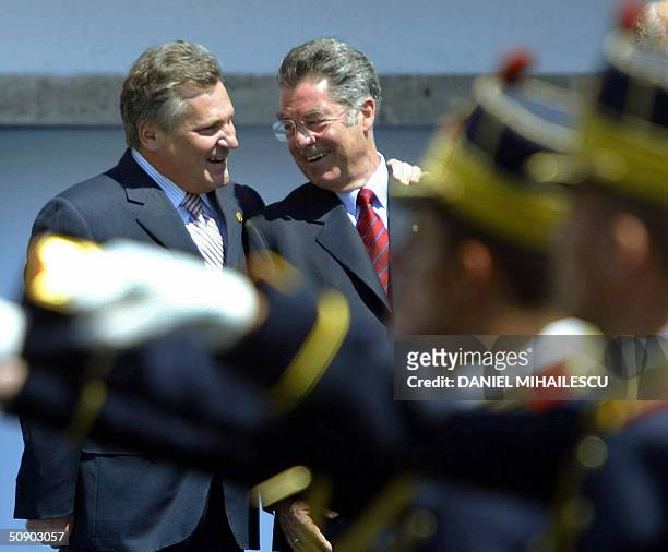 Polish President Aleksander Kwasniewski chats with Austrian President elect Heinz Fischer at the wellcoming ceremony of the Romanian Summit 2004 in...