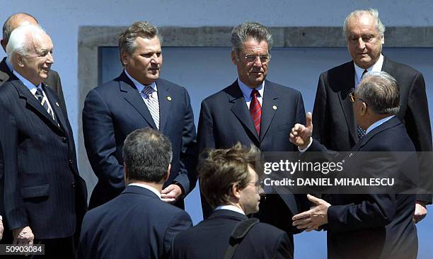 Romanian President Ion Iliescu speaks to Hungarian President Ferenc Madl Polish President Aleksander Kwasniewski Austrian President elect Heinz...