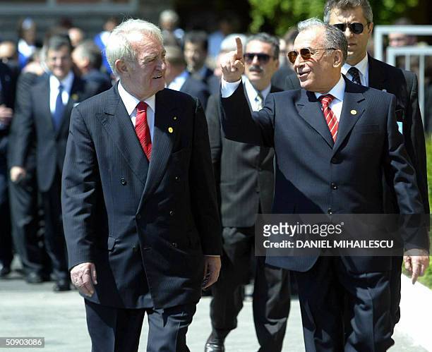 Romanian President Ion Iliescu speaks to outgoing President of Germany Johannes Rau at the Romanian Summit 2004 in Mamaia, 27 May 2004. S The leaders...