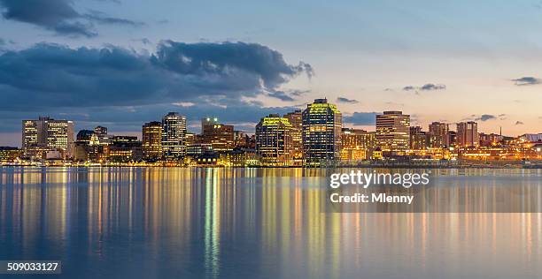 halifax skyline bei nacht, panorama, kanada - halifax harbour stock-fotos und bilder