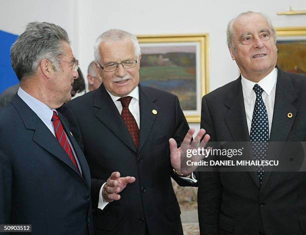 Czech President Vaclav Klaus chats with Austria's President-elect Heinz Fischer and outgoing President of Austria, Thomas Klestil at the Romanian...