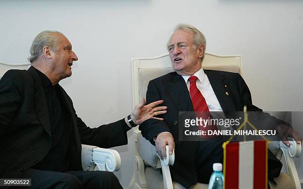 Germany's outgoing President Johanes Rau speaks to outgoing President of Austria, Thomas Klestil, at the Romanian Summit 2004 in the city of Mamaia ,...