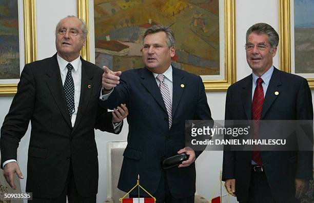 Austrian President-elect Heinz Fischer , Polish President Aleksander Kwasniewski and outgoing President of Austria, Thomas Klestil chat at the...