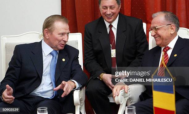 Ukraine's President Leonid Kucima chats with Romania's President Ion Iliescu, at the Romanian Summit 2004 in the city of Mamaia , 27 May 2004....