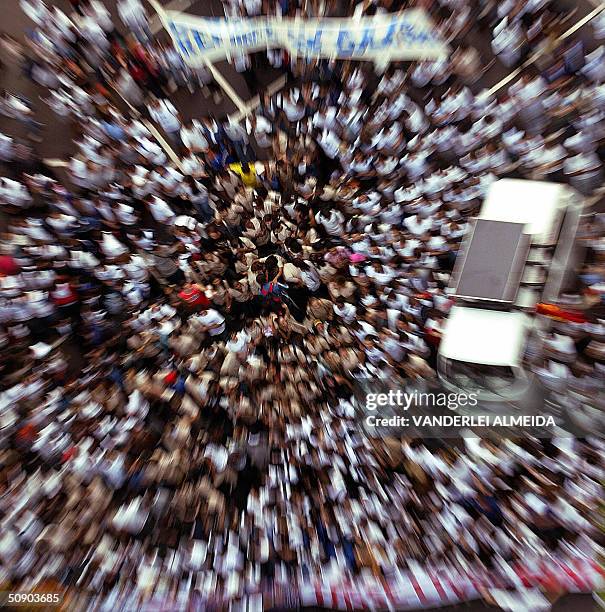 Estudiantes de secundaria gritan consignas durante una manifestacion en la avenida Rio Branco la principal de Rio de Janeiro el 27 de mayo de 2004....