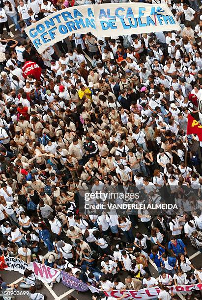 Estudiantes de secundaria llevan un cartel donde se lee " Contra ALCA y Las Reformas de Lula y del FMI" gritan consignas durante una manifestacion en...
