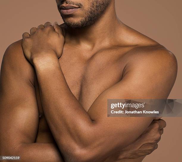 dark skinned athletic male, close up on torso - romp lichaamsdeel stockfoto's en -beelden