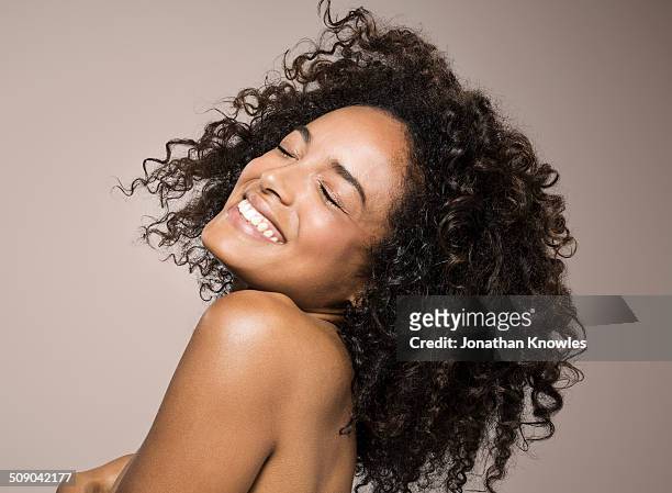 side portrait of a dark skinned female,eyes closed - gekruld haar stockfoto's en -beelden