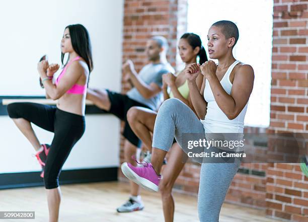 prendendo una classe di kickboxing - kick boxing foto e immagini stock