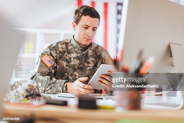 soldaten im büro - us air force stock-fotos und bilder
