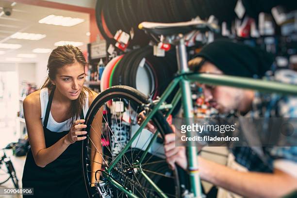 fahrrad mechaniker - fahrrad reparieren stock-fotos und bilder