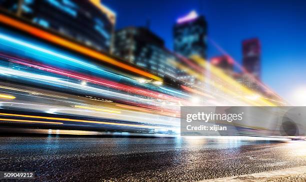 el tráfico en la ciudad de noche - blurred motion fotografías e imágenes de stock