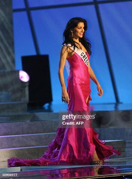 Miss Greece Valia kakouti walk on the stage in nightgown during the first official presentation with the panel of judges in Quito, 27 May 2004. The...