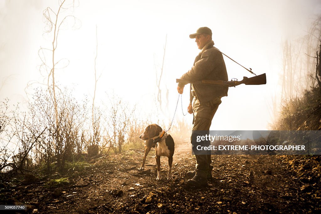 Jäger mit Hund im Wald