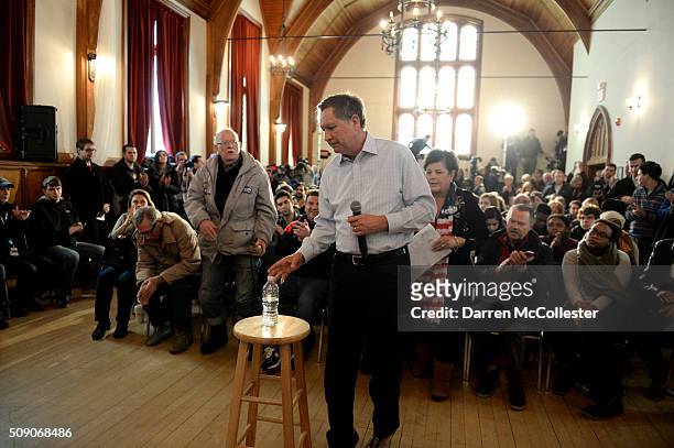 Ohio Governor and Republican Presidential candidate John Kasich holds a campaign event at the Searles School and Chapel February 8, 2016 in Windham,...