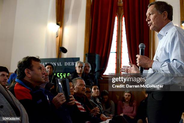 Ohio Governor and Republican Presidential candidate John Kasich campaigns at the Searles School and Chapel February 8, 2016 in Windham, New...