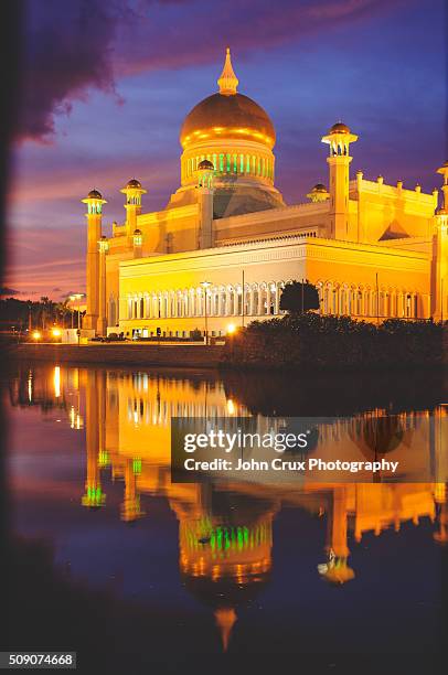 saifuddin mosque - sultan omar ali saifuddin mosque fotografías e imágenes de stock
