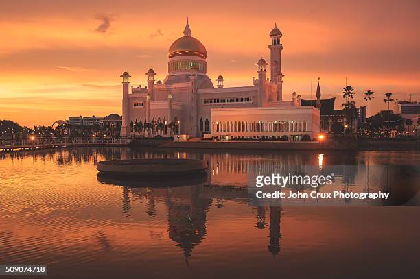 saifuddin mosque reflection - sultan omar ali saifuddin mosque bildbanksfoton och bilder