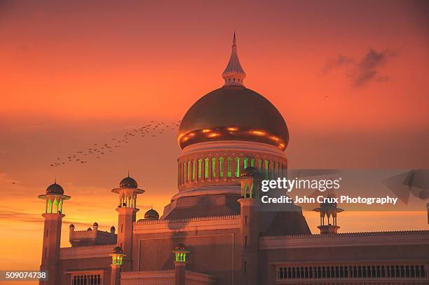 red mosque - sultan omar ali saifuddin mosque stock-fotos und bilder