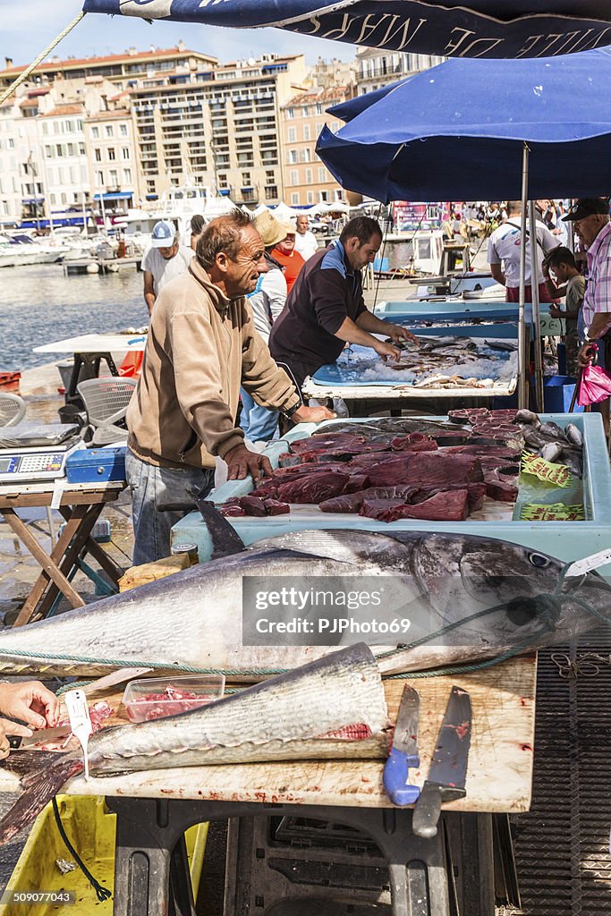 Los pescadores vende pescado fresco del antiguo puerto de marsella
