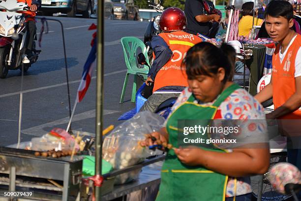 skewer seller, bangkok - banglamphu stock pictures, royalty-free photos & images