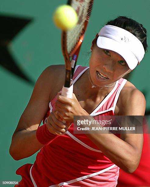 Japanese Shinobu Asagoe hits a backhand to Argentinean Gisela Dulko on the third round of the Roland Garros tennis Open in Paris 29 May 2004. AFP...