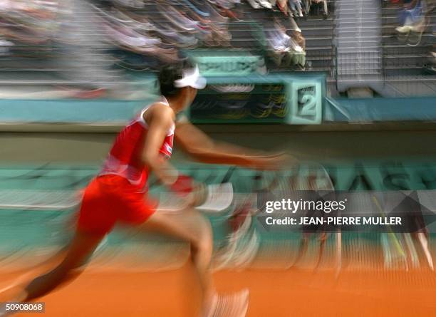 Japanese Shinobu Asagoe hits a forehand to Argentinean Gisela Dulko on the third round of the Roland Garros tennis Open in Paris 29 May 2004. AFP...