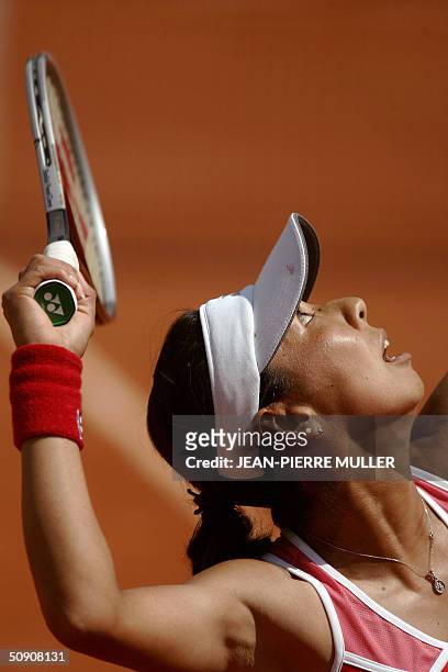 Japanese Shinobu Asagoe serves to Argentinean Gisela Dulko on the third round of the Roland Garros tennis Open in Paris 29 May 2004. AFP PHOTO...