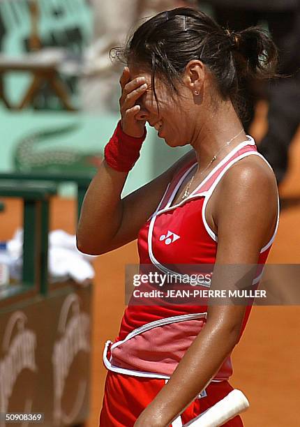 Japanese Shinobu Asagoe celebrate after defeating Argentinean Gisela Dulko on the third round of the Roland Garros tennis Open in Paris 29 May 2004....