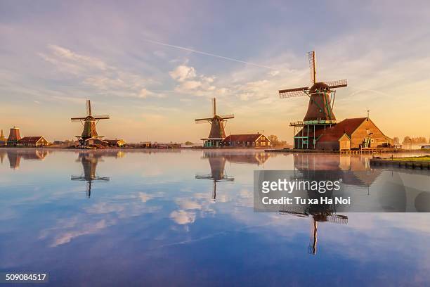 zaanse schans windmills - holländische kultur stock-fotos und bilder
