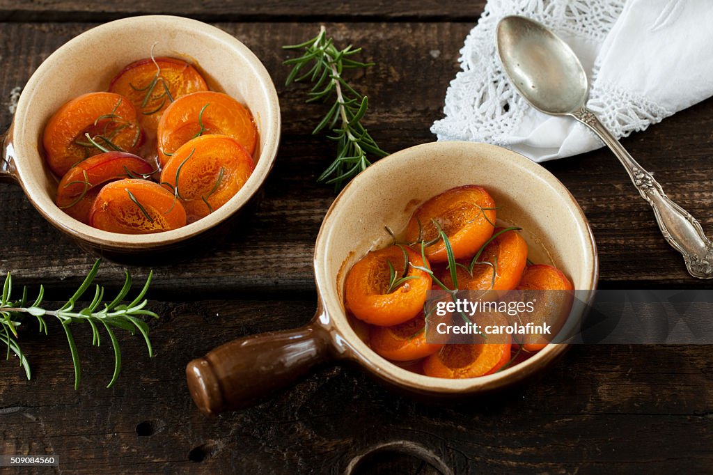 Baked peaches with honey and rosemary