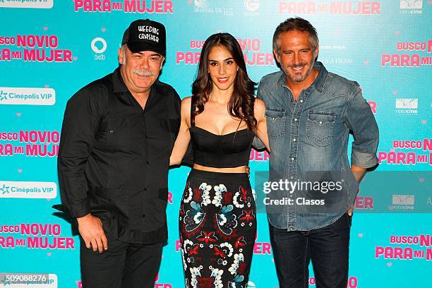 Mexican actors Jesus Ochoa, Sandra Echeverria and Arath de la Torre pose for pictures during a press conference of the film "Busco novio para mi...