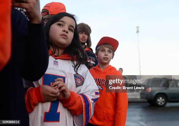 Alessandra Diaz, 10 and Evan Yeakoy, 12 looks for any players making their way out of the parking lot at Dove Valley on February 8, 2016 in...