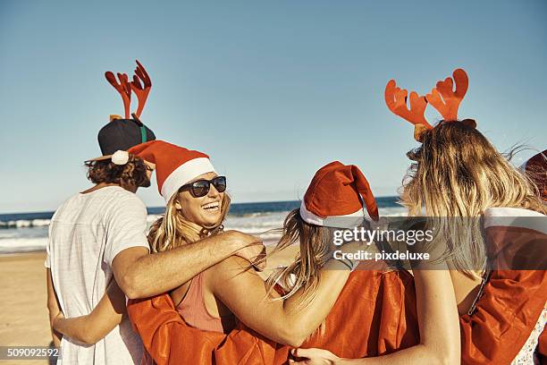 gli amici sono conchiglie raccogliamo lungo la strada - friends christmas foto e immagini stock