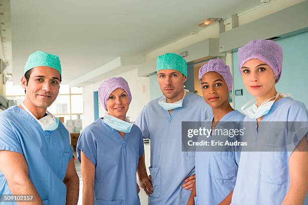 portrait of a medical team - cuffia chirurgica foto e immagini stock