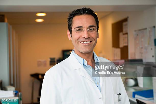 portrait of a male doctor smiling in hospital - portrait français photos et images de collection