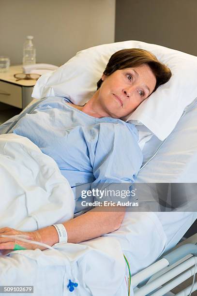 woman lying in hospital bed - namensband stock-fotos und bilder