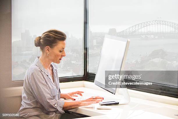 geschäftsfrau in sydney, australien - inside of sydney opera house stock-fotos und bilder