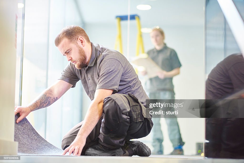 Männliche Teppich Installateur geschnittene Büro Teppich Fliesen