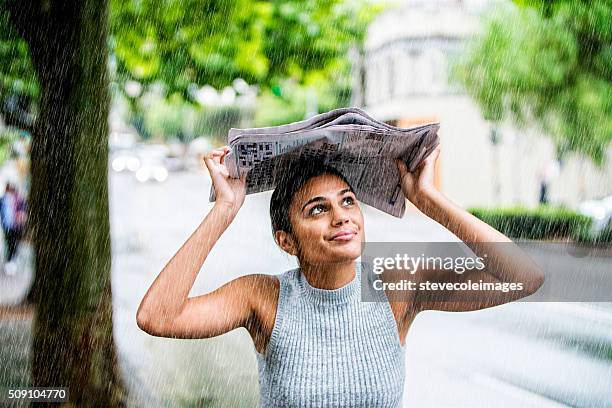 mujer joven en la lluvia. - anegada fotografías e imágenes de stock