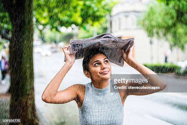 mulher jovem na chuva. - wetter - fotografias e filmes do acervo