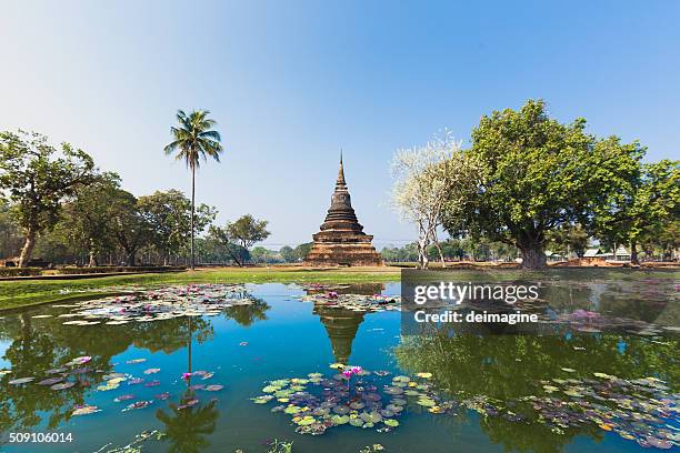 sukhothai templo panorama do lago - província de chiang mai - fotografias e filmes do acervo